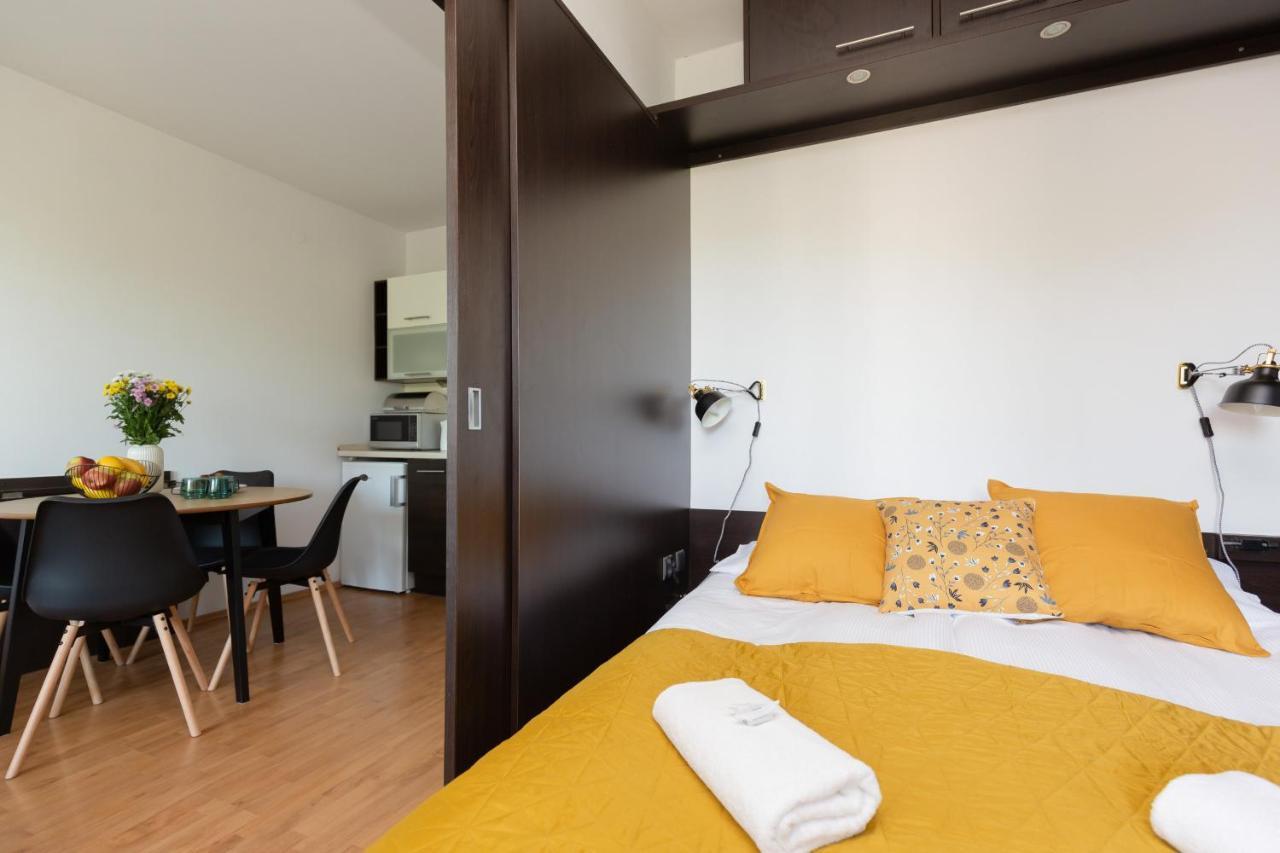 Cozy Apartment With Balcony Warszawa By Noclegi Renters Eksteriør bilde